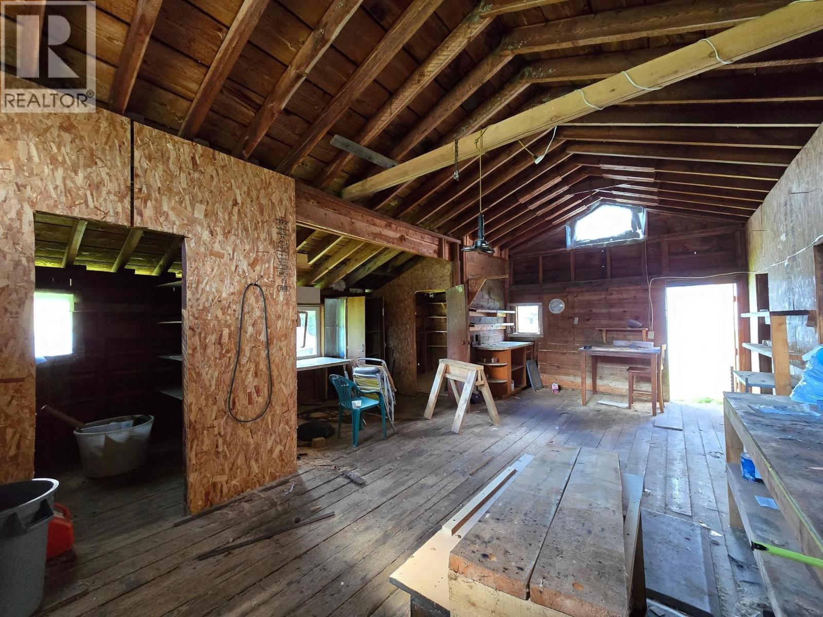 5710 HORSEFLY ROAD - 33
