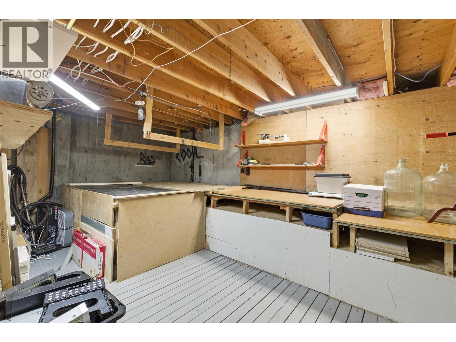 324 Clifton Road N - 32