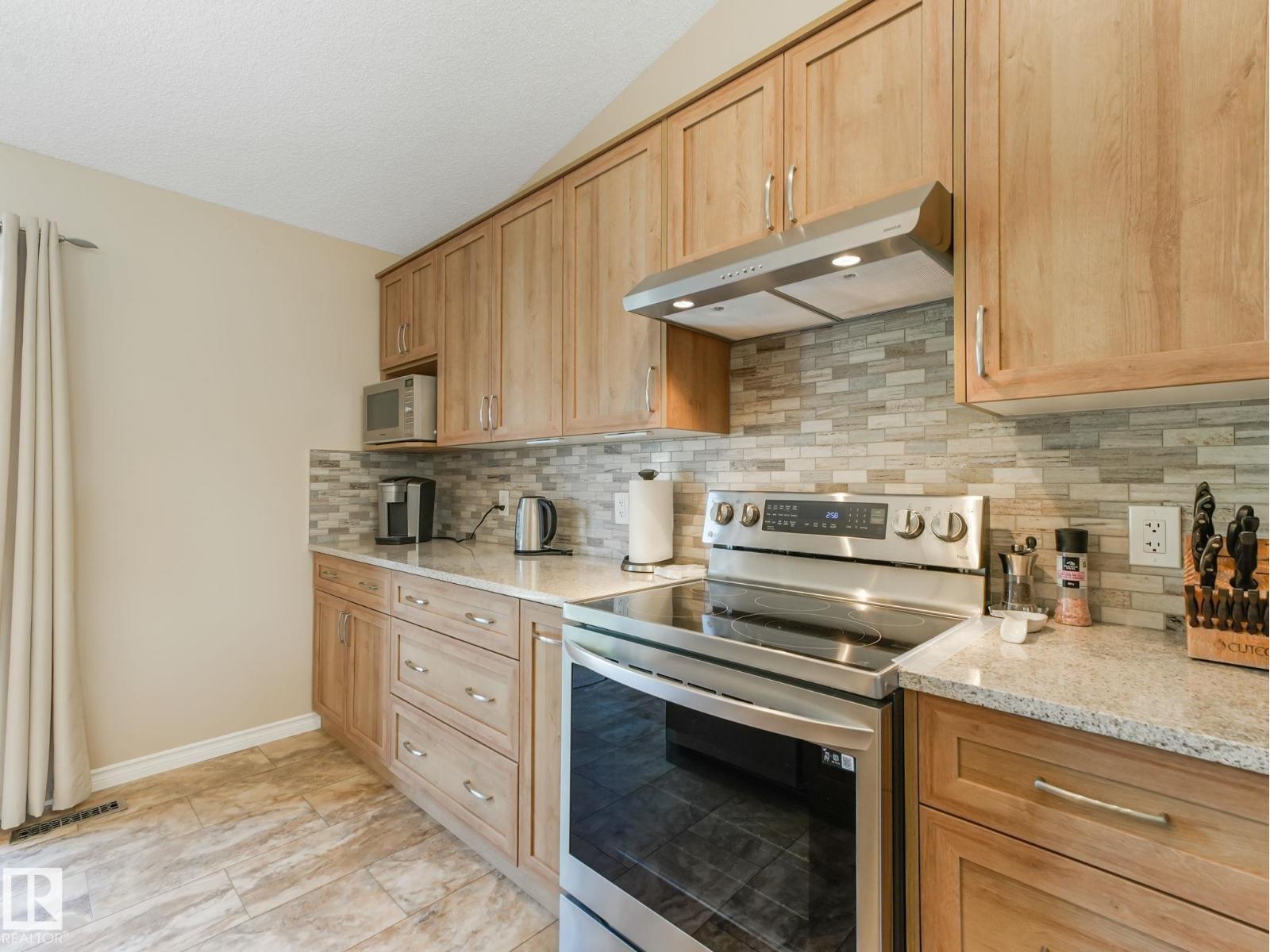 8616 176 AV NW — photo 32