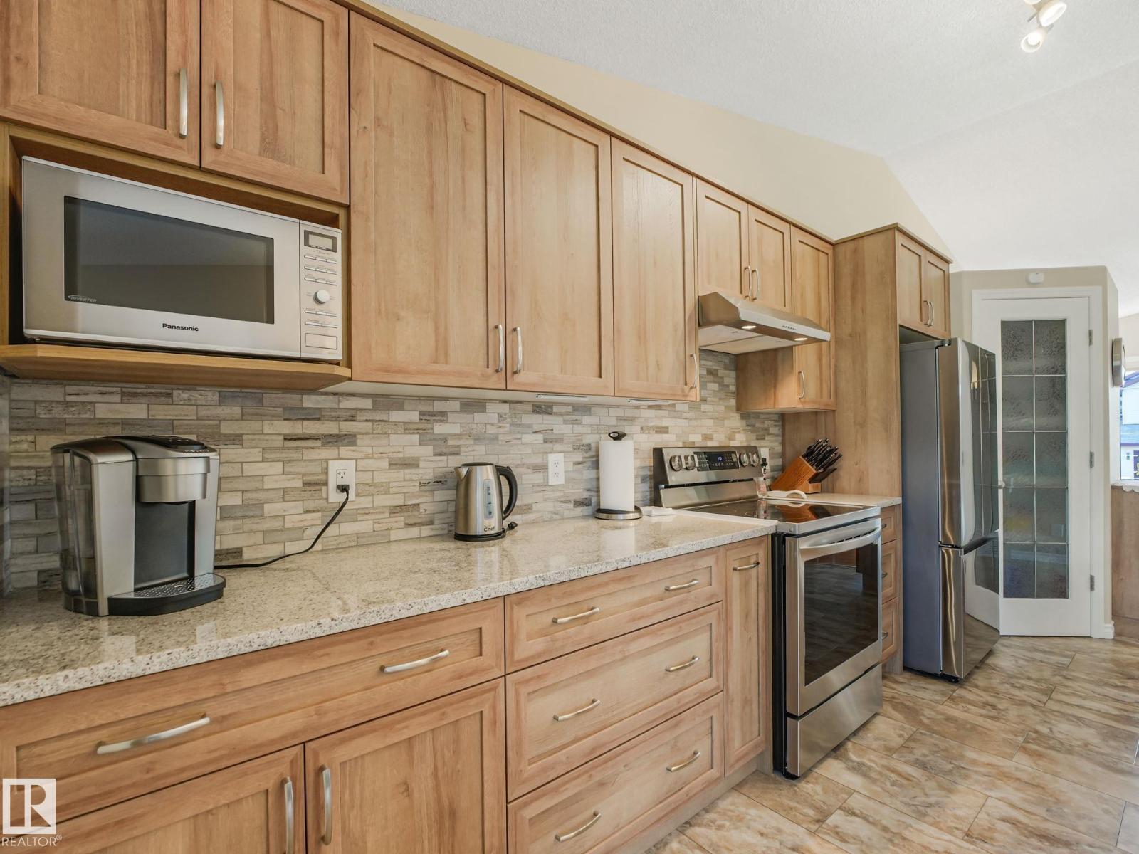 8616 176 AV NW — photo 33