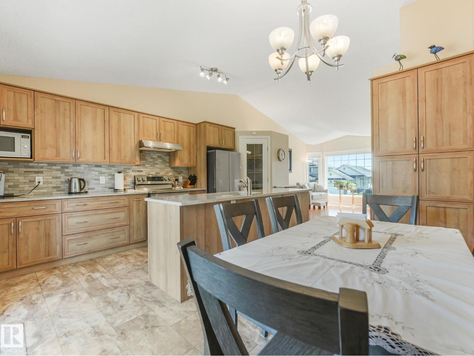 8616 176 AV NW — photo 37