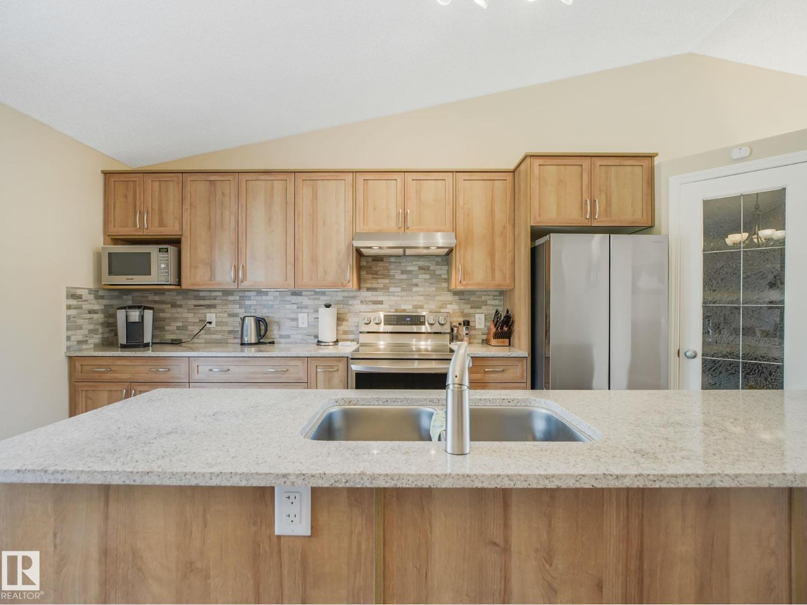8616 176 AV NW — photo 38