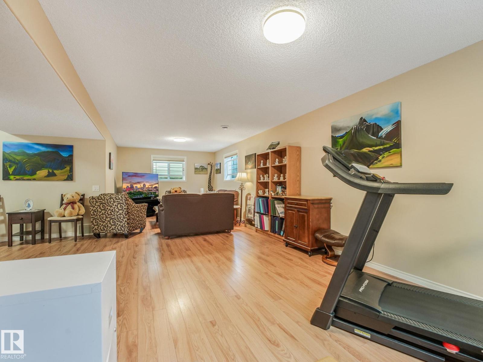8616 176 AV NW — photo 59