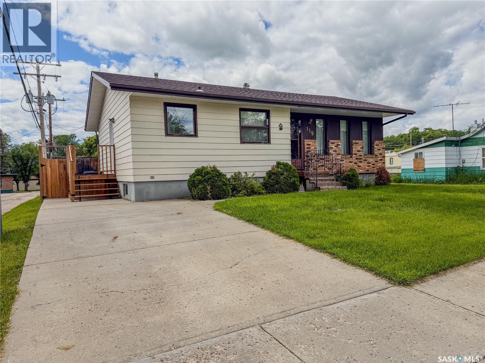 119 Hudson Bay AVENUE - 1