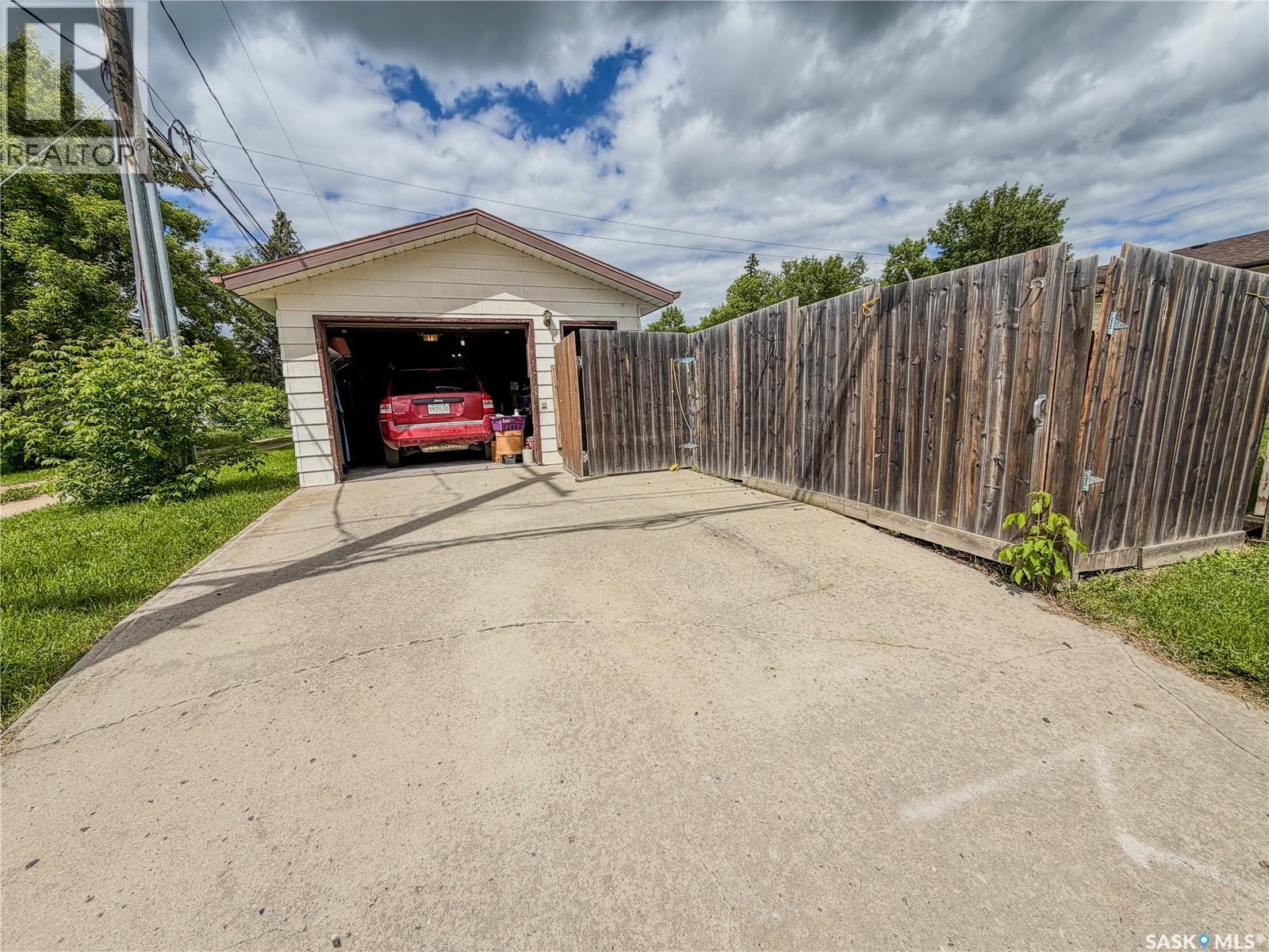119 Hudson Bay AVENUE - 2