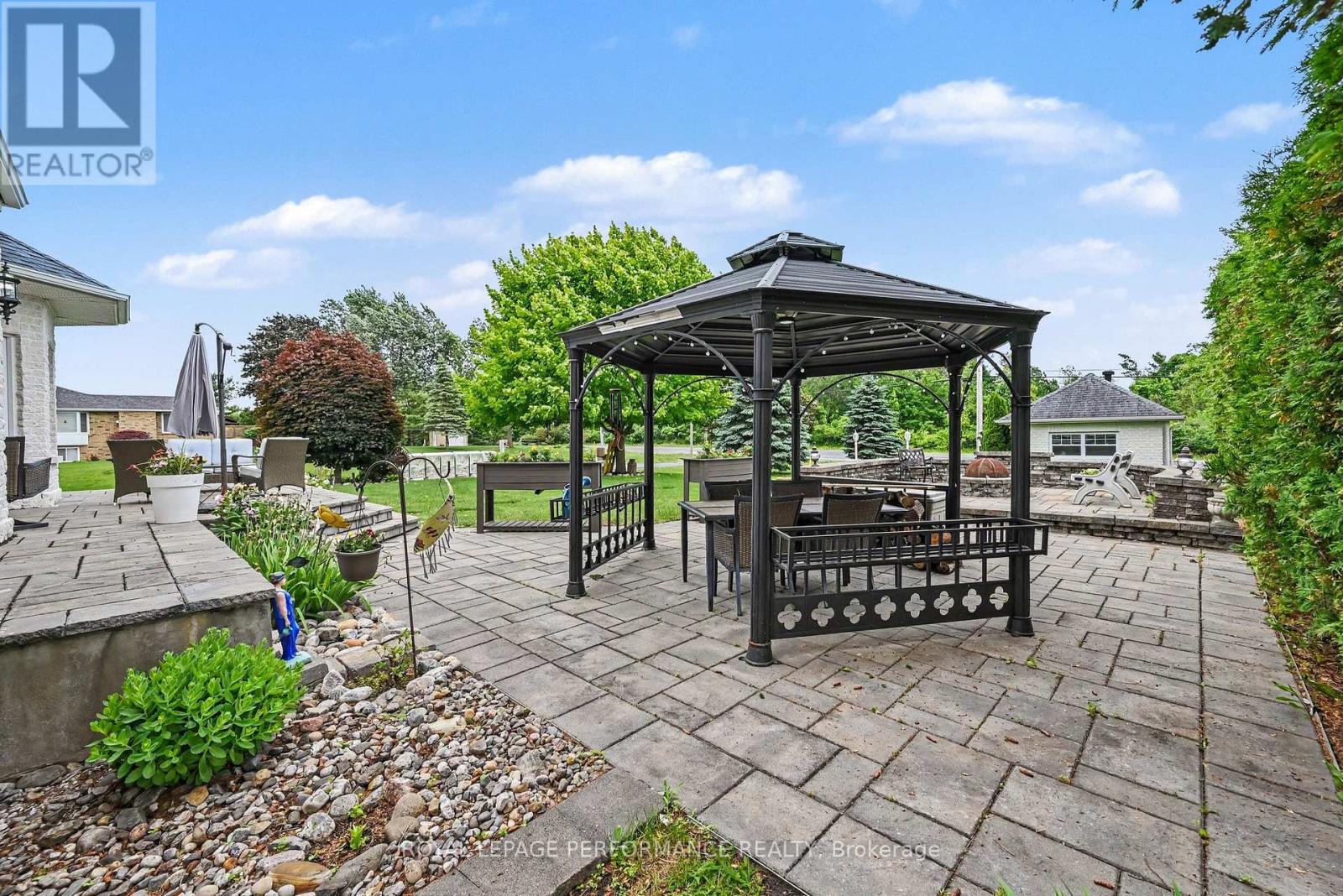 18 CHANTINE DRIVE - 43
