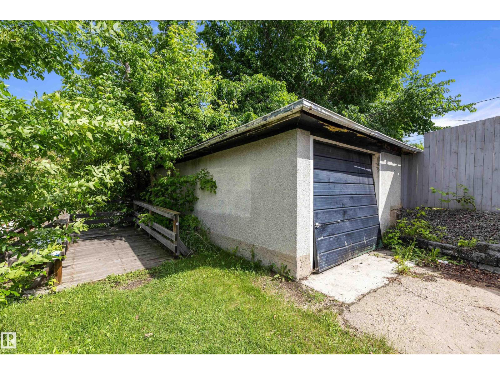 10735 50 ST NW - 50