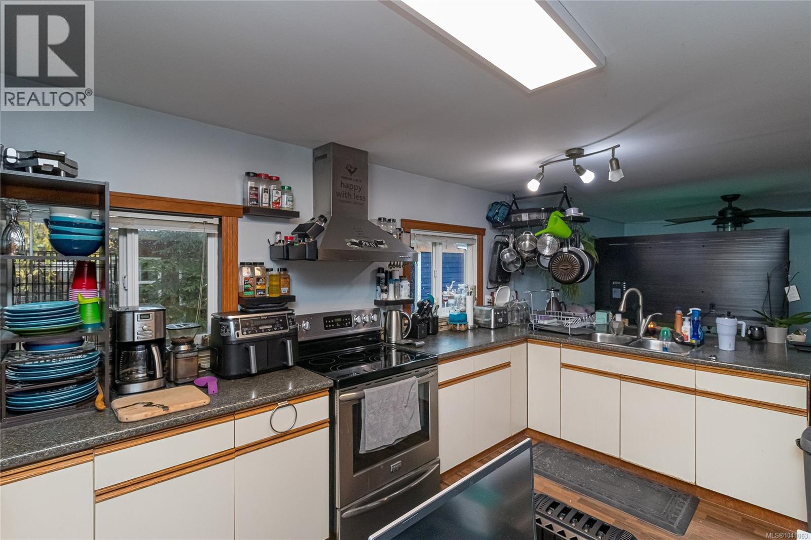 #132 1753 Cecil St - 10