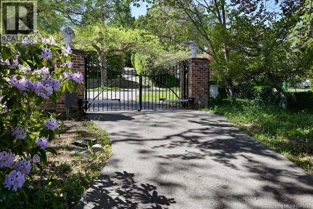 3565 Beach Dr - Image 11