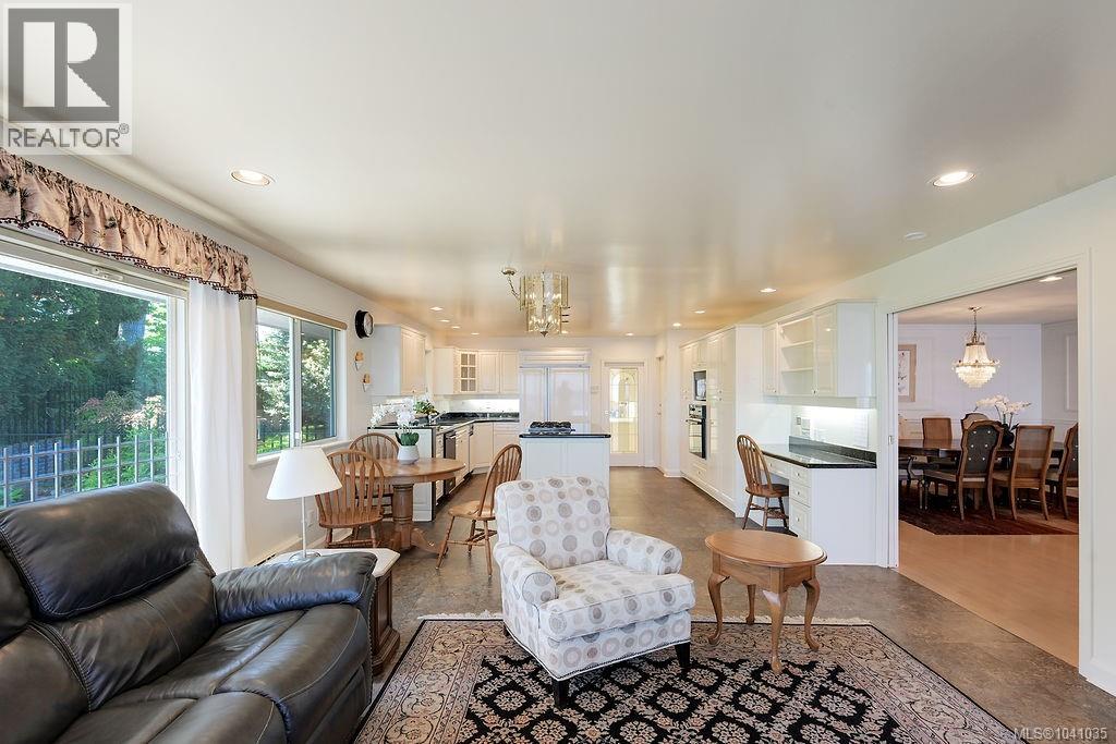 3565 Beach Dr - 24