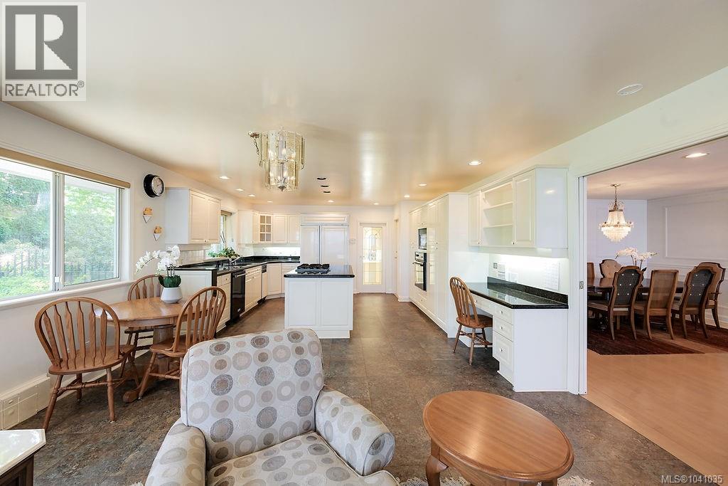 3565 Beach Dr - Image 25