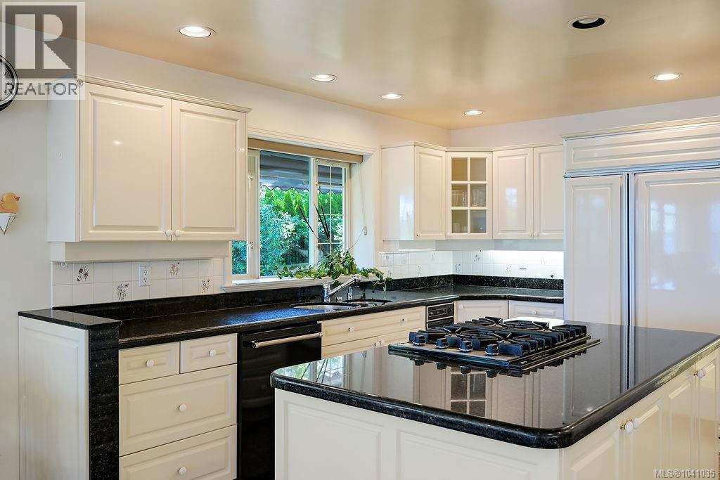 3565 Beach Dr - Image 29