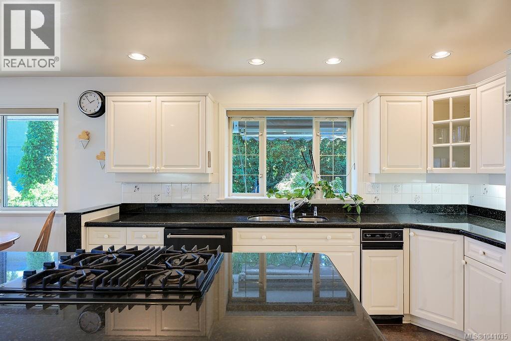 3565 Beach Dr - Image 31