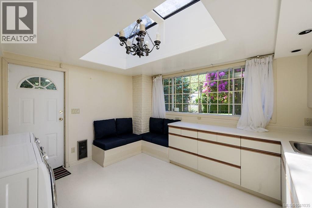 3565 Beach Dr - 32