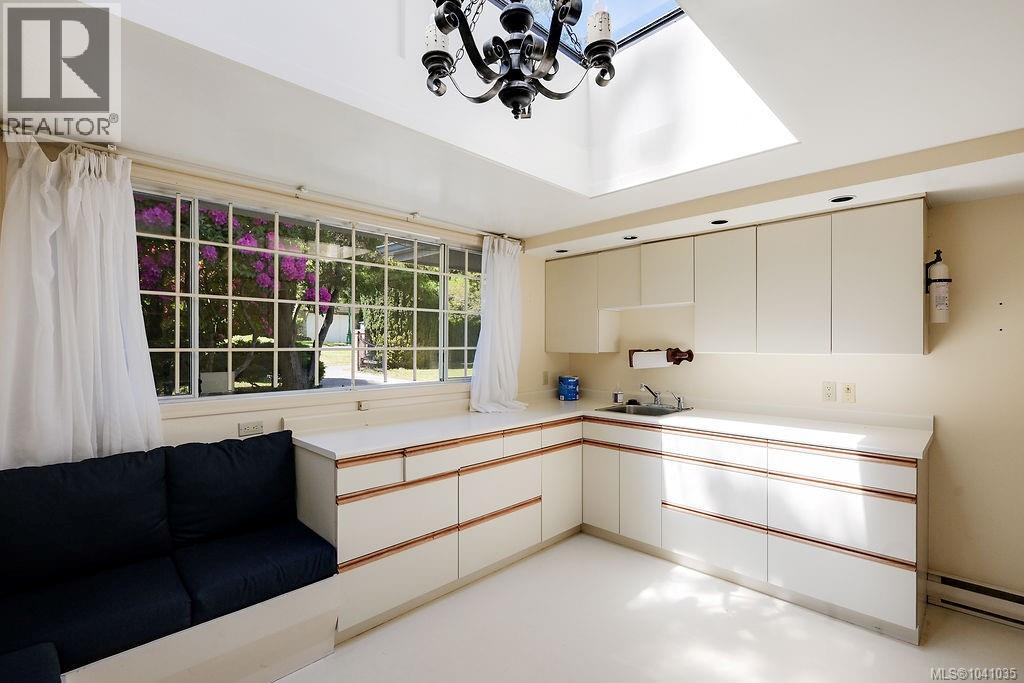 3565 Beach Dr - 33