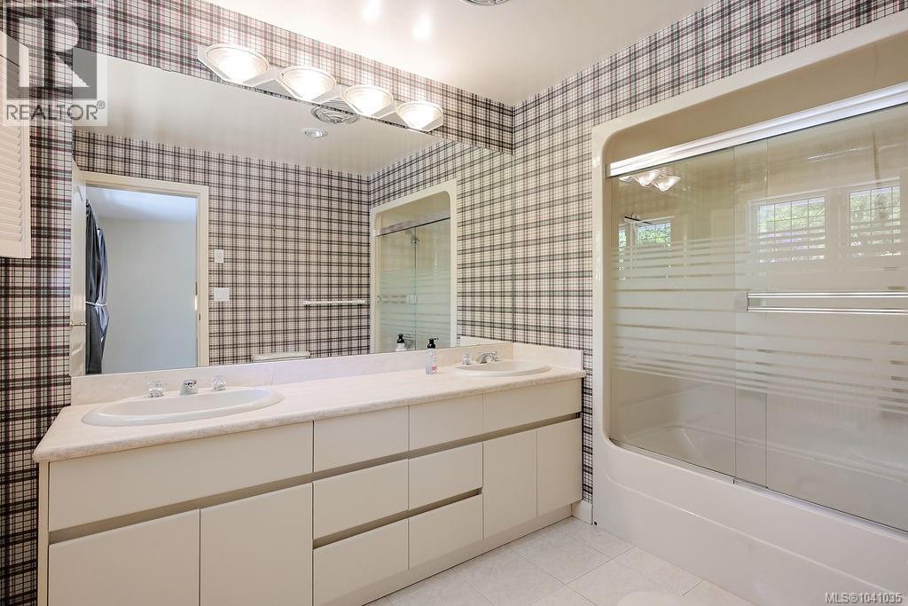 3565 Beach Dr - 44