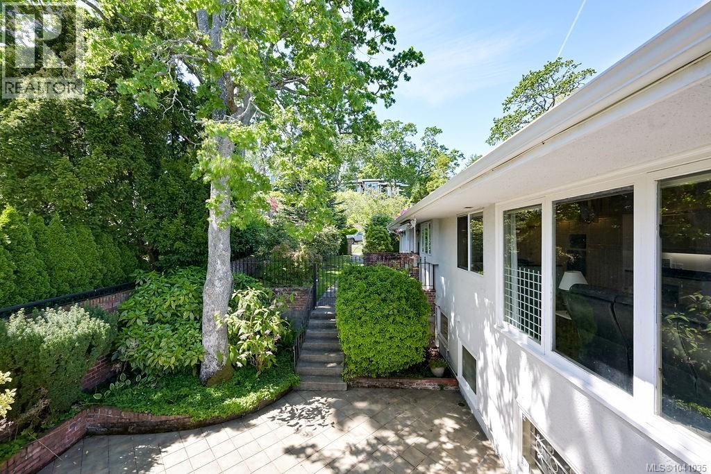 3565 Beach Dr - 59
