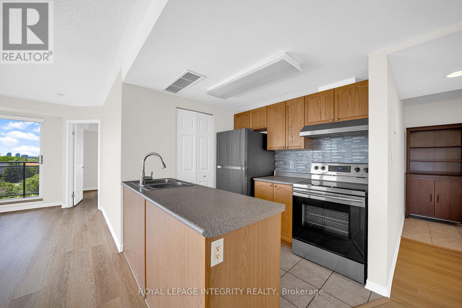 2 Bed, 1 Bath House for Sale in Ottawa – 6Q – 310 CENTRAL PARK DRIVE, Ottawa – MLS# X13471990 - Image 6