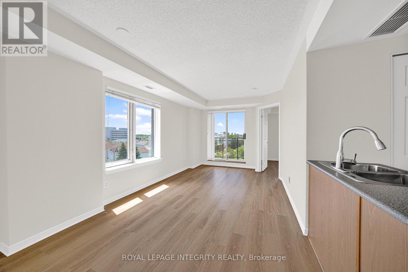 2 Bed, 1 Bath House for Sale in Ottawa – 6Q – 310 CENTRAL PARK DRIVE, Ottawa – MLS# X13471990 - Image 9