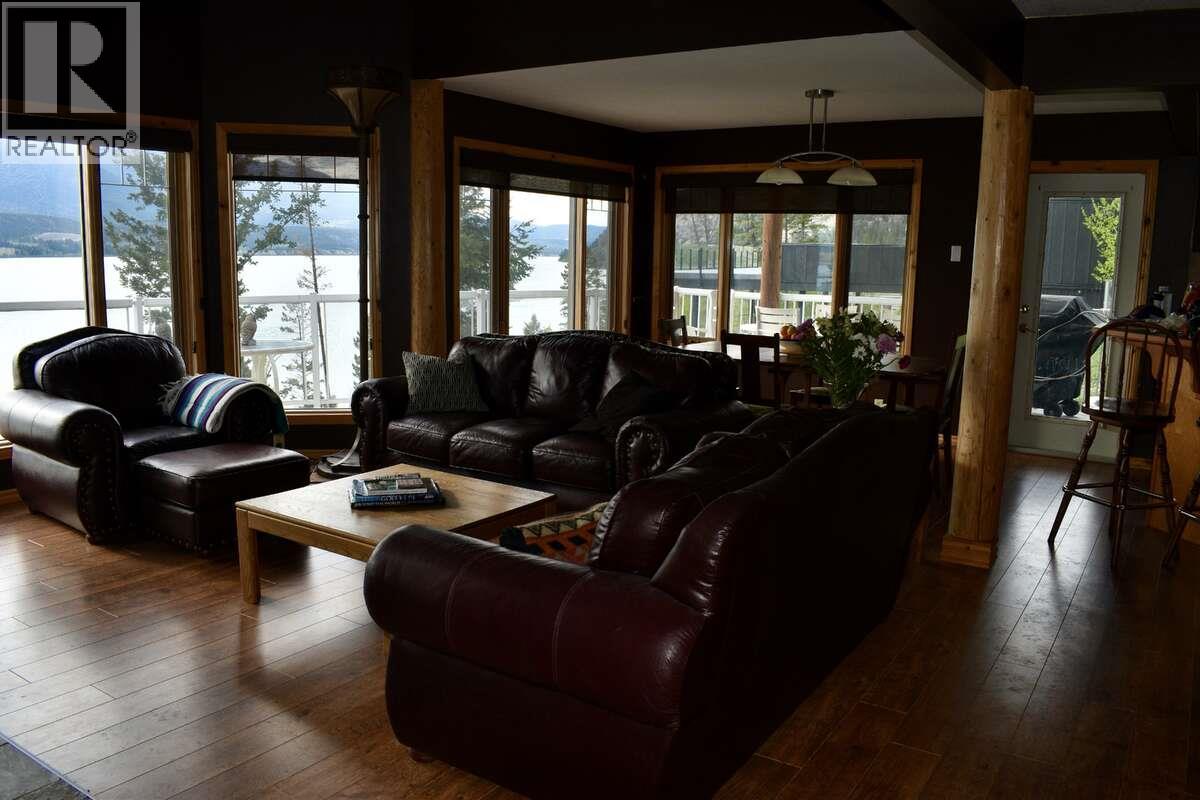 8381 RICHARDSON Crescent - 10