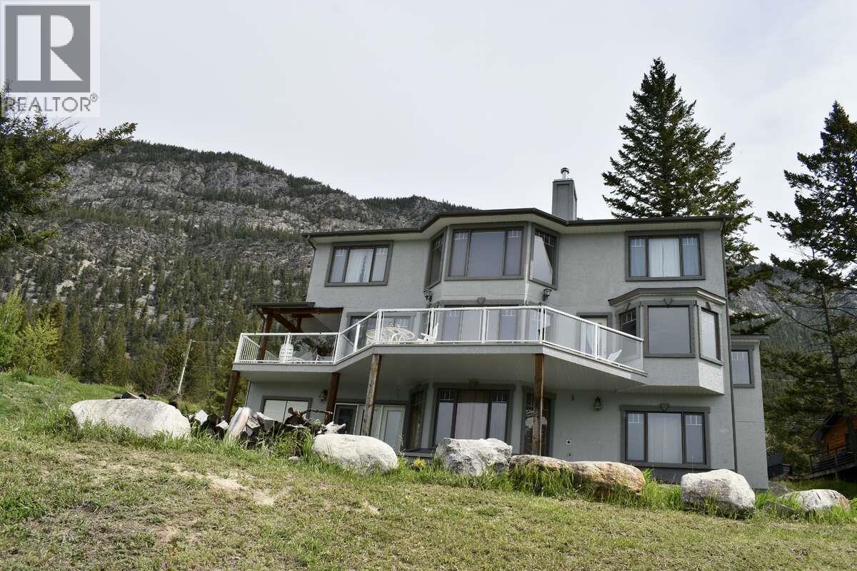 8381 RICHARDSON Crescent - 1