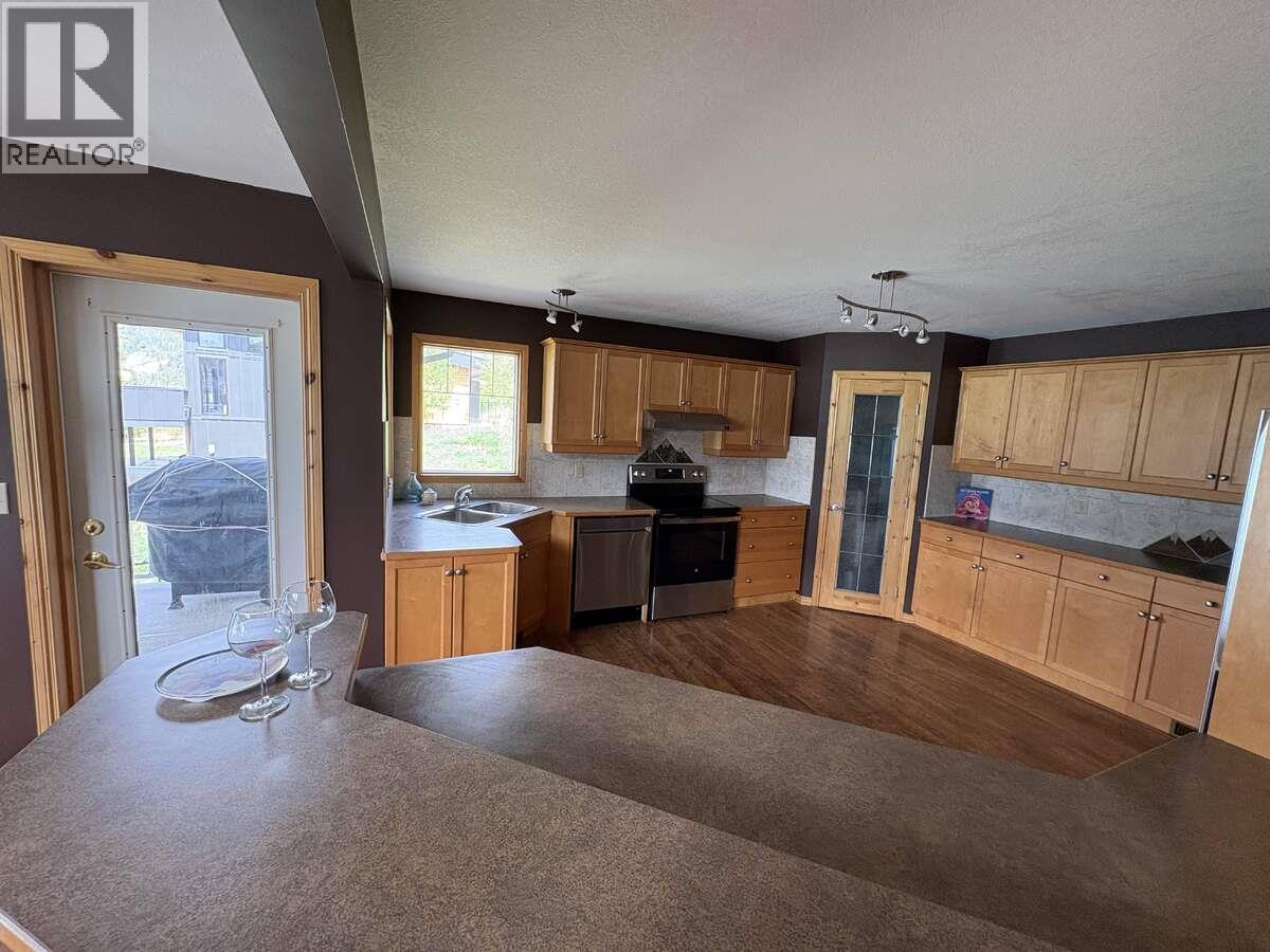 8381 RICHARDSON Crescent - 13