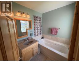 8381 Richardson Crescent, Canal Flats, BC V0B1B0 Photo 24
