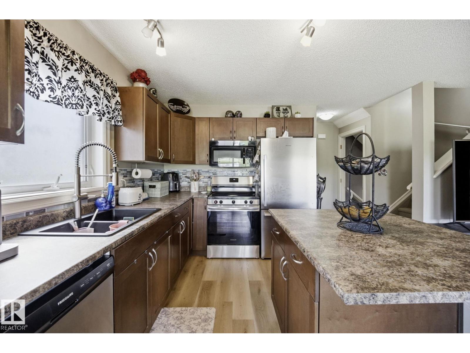 28 WELLINGTON PL — photo 10