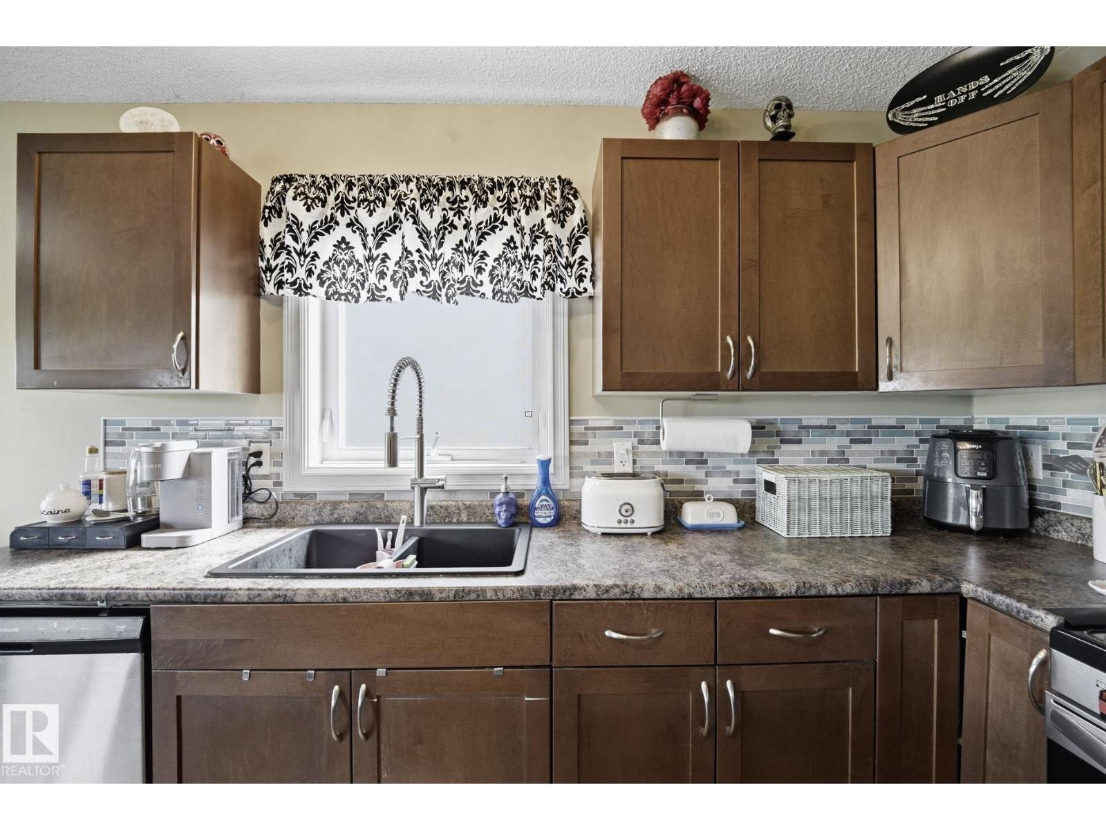 28 WELLINGTON PL — photo 11
