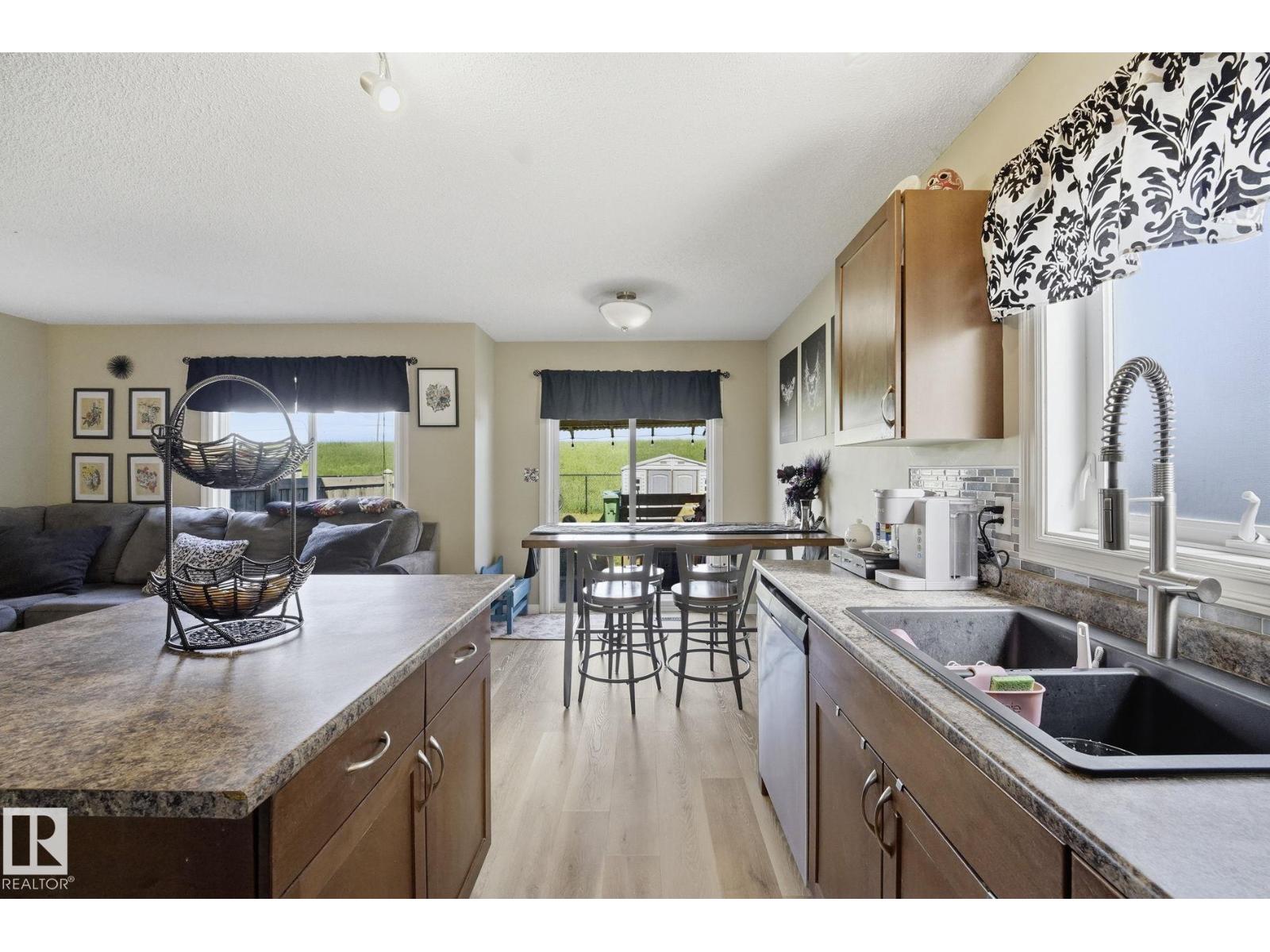 28 WELLINGTON PL — photo 12