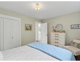 15876 Roper Avenue, White Rock, BC V4B2H4 Photo 11