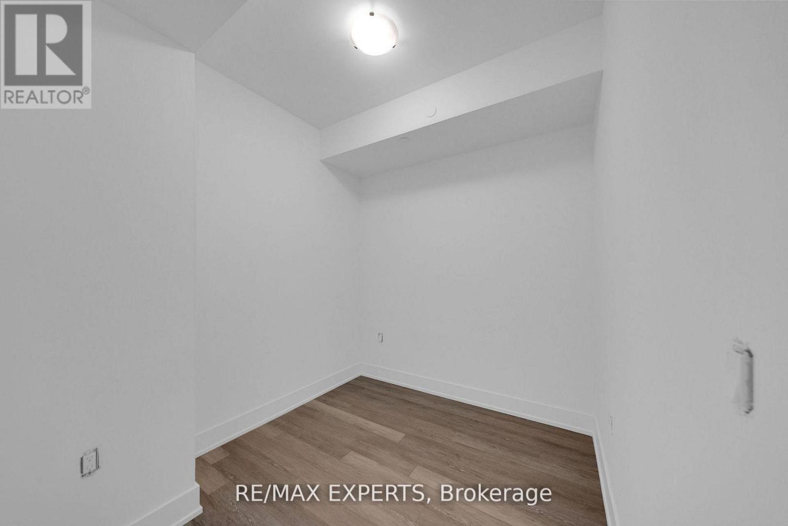 #203 2075 KING ROAD - 20