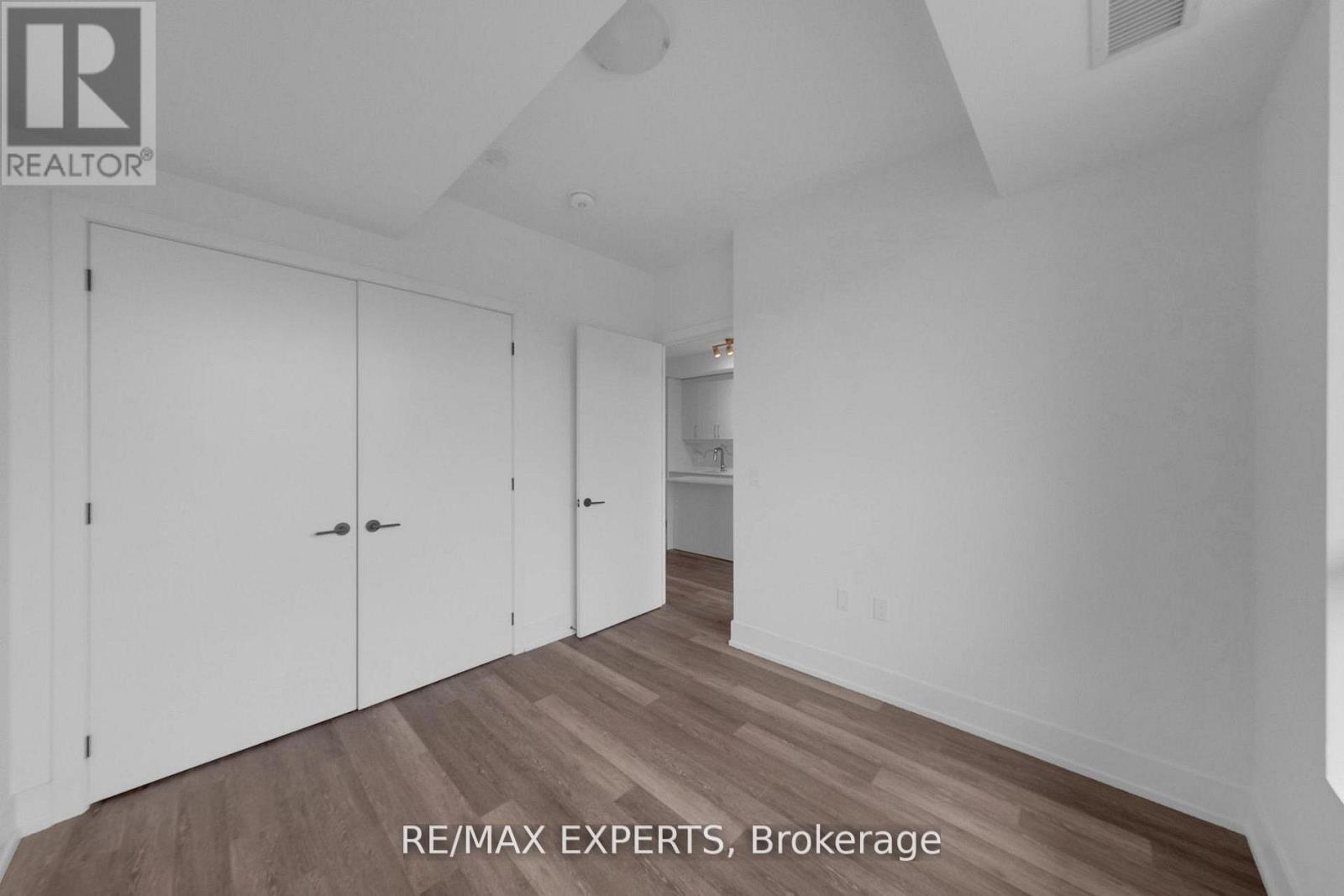 #203 2075 KING ROAD - 23