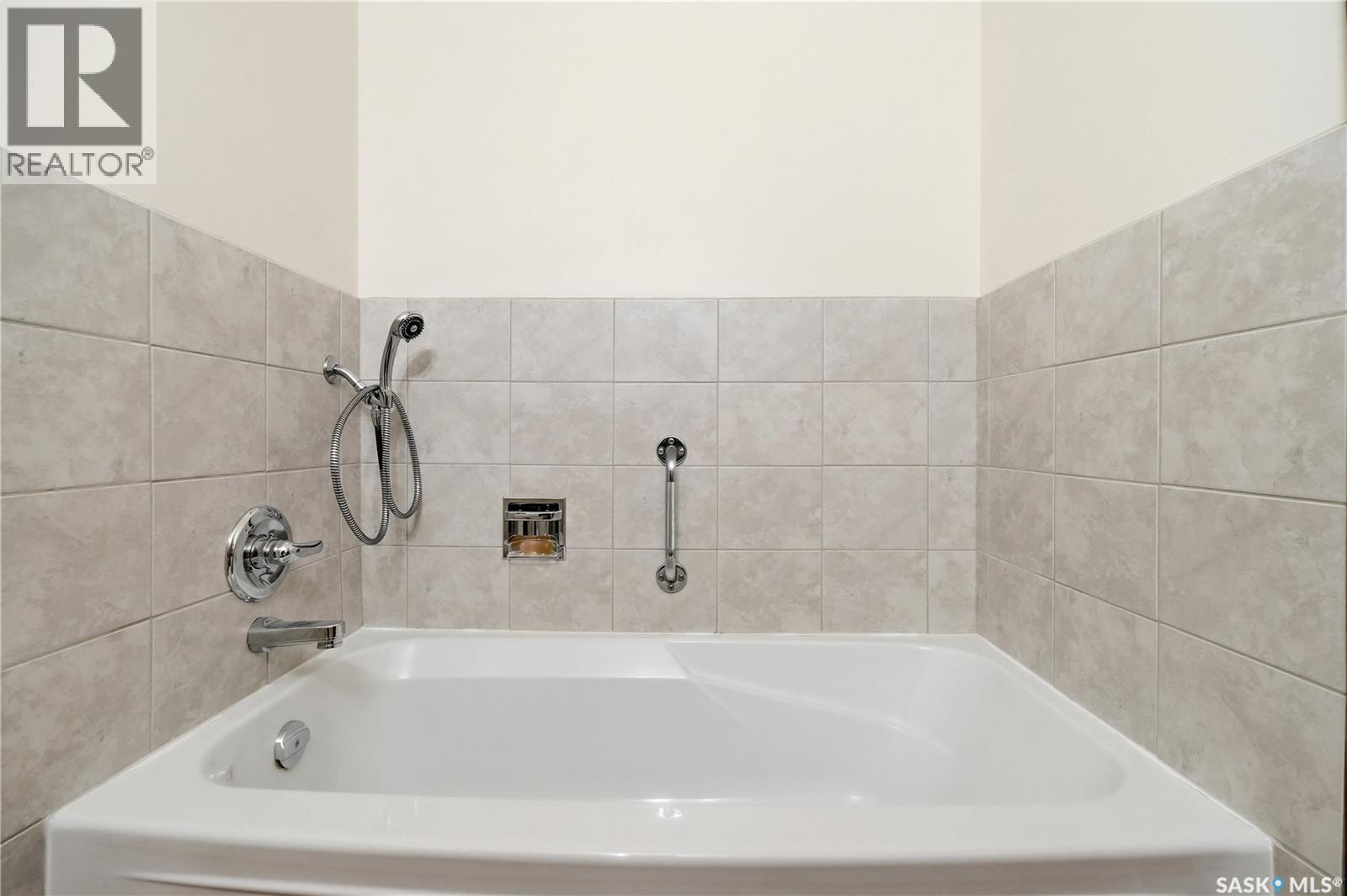 710 3rd AVENUE - 17