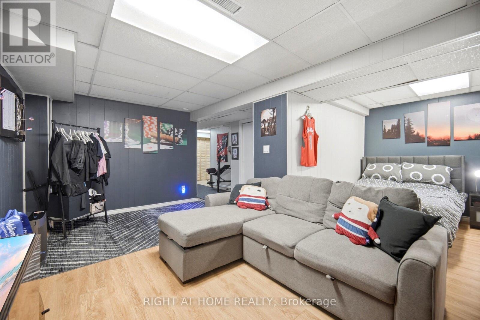 7013 HICKLING CRESCENT - 34