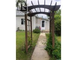 Living room - 48 Highway Avenue E, Preeceville, SK S0A3B0 Photo 8