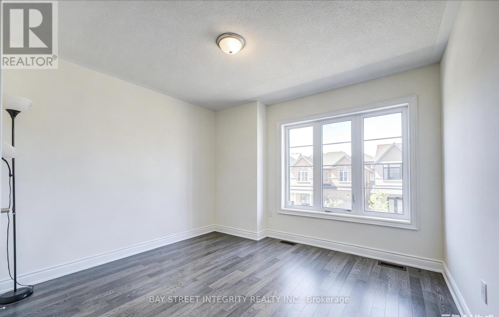 41 KENNETH ROGERS CRESCENT - 27