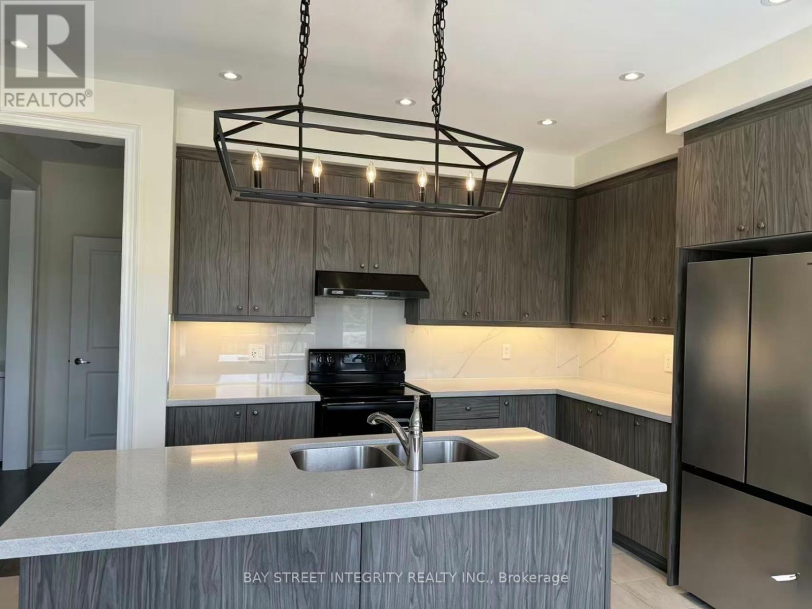 41 KENNETH ROGERS CRESCENT - 10