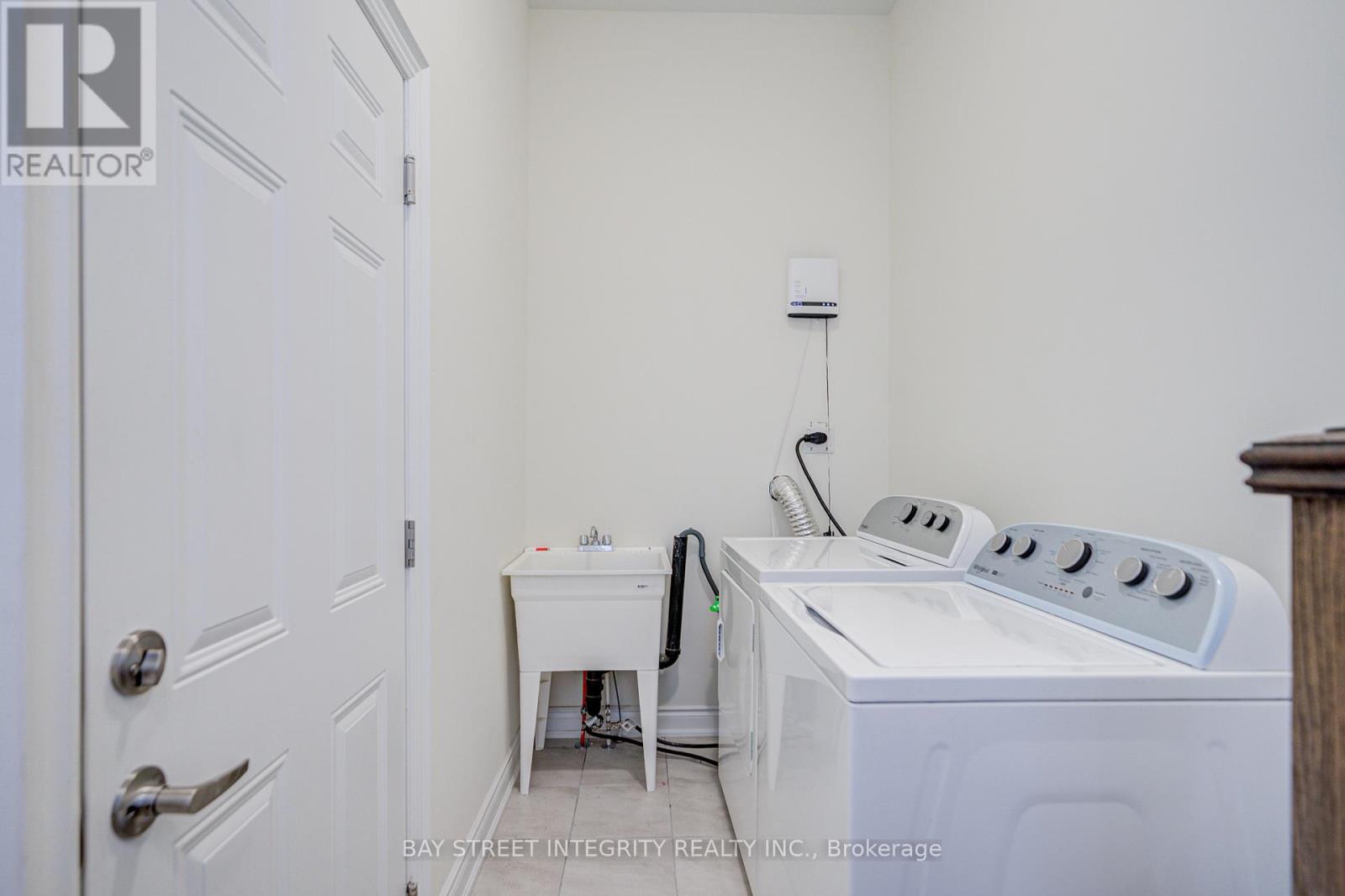 41 KENNETH ROGERS CRESCENT - 17