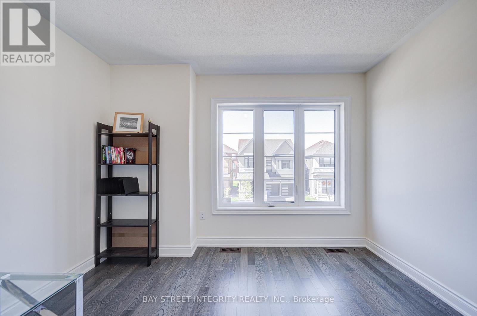 41 KENNETH ROGERS CRESCENT - 28