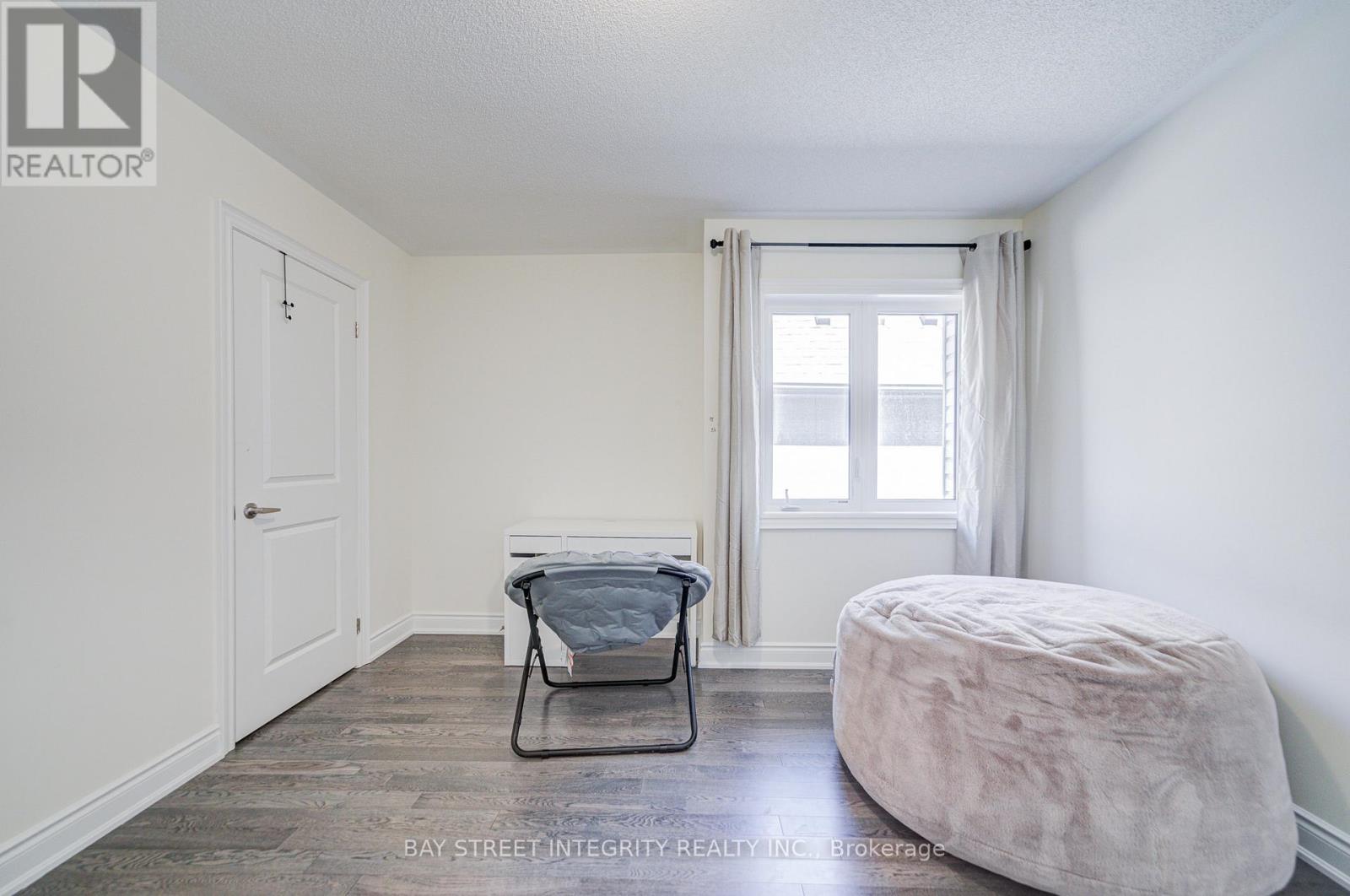 41 KENNETH ROGERS CRESCENT - 35