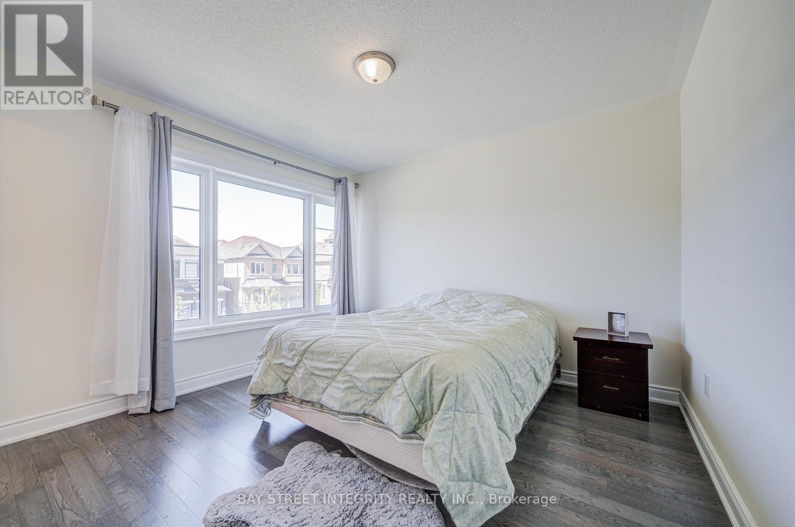41 KENNETH ROGERS CRESCENT - 31