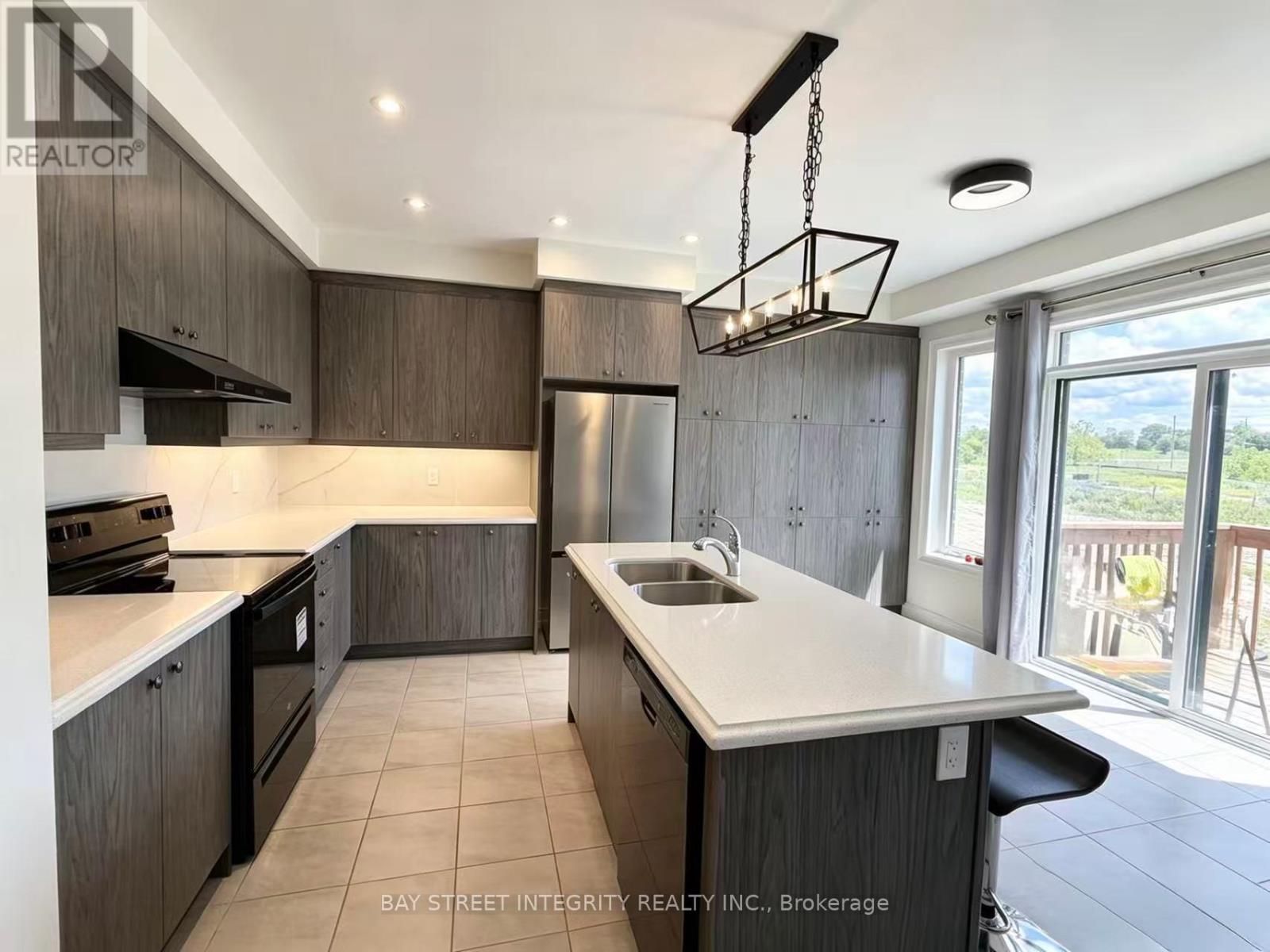 41 KENNETH ROGERS CRESCENT - 9