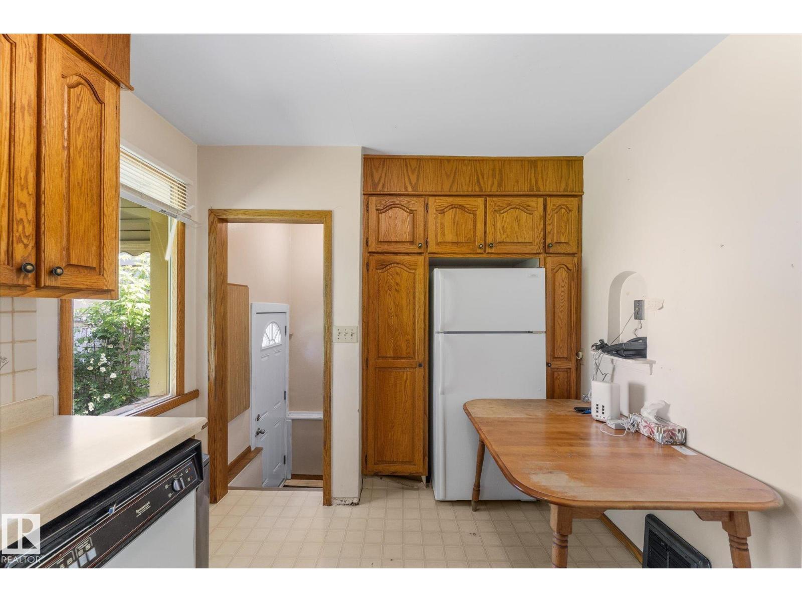 9315 86 ST NW - 11