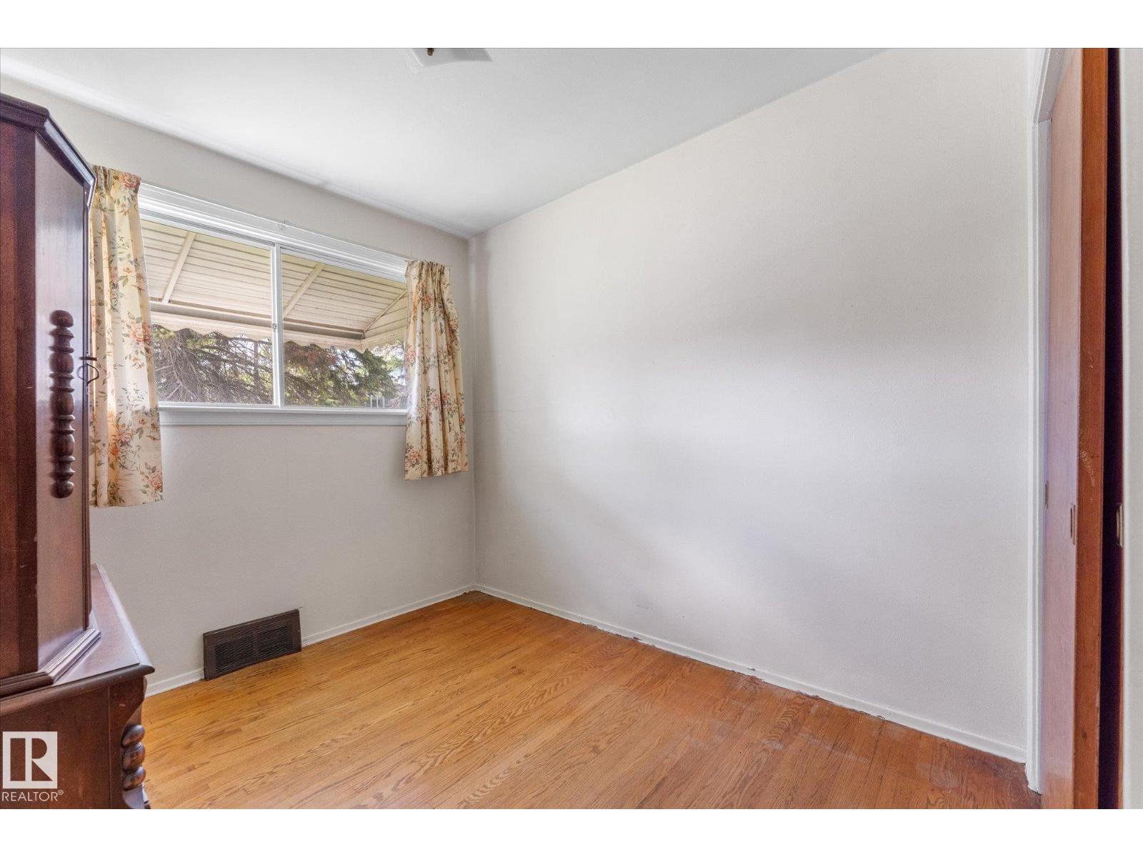 9315 86 ST NW - 19
