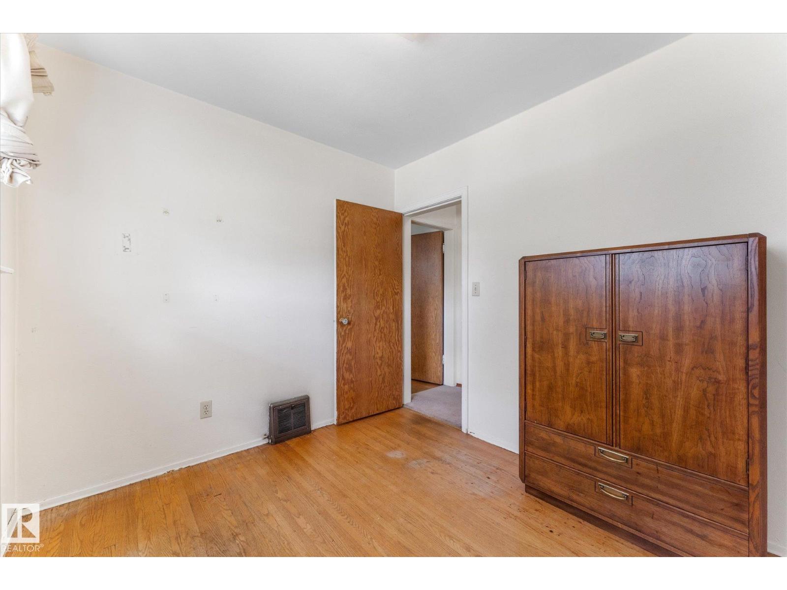 9315 86 ST NW - 20