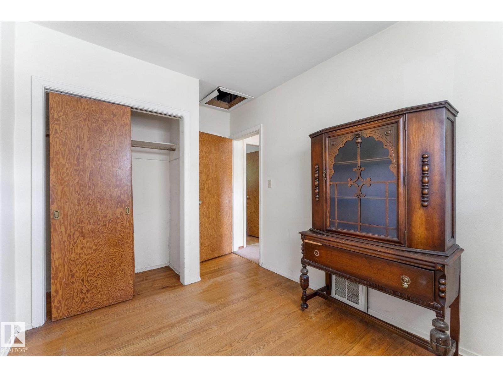 9315 86 ST NW - 22