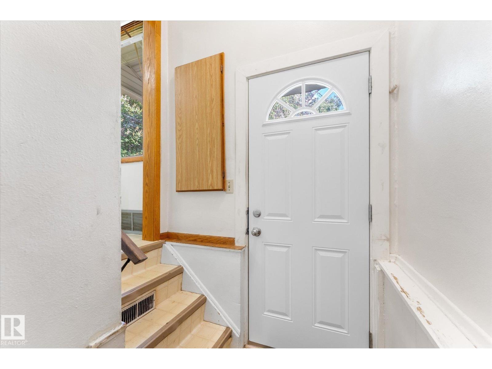 9315 86 ST NW - 23