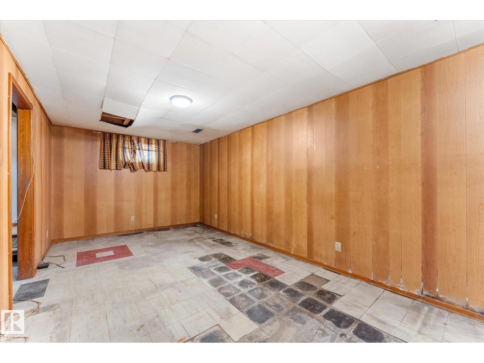 9315 86 ST NW - 26
