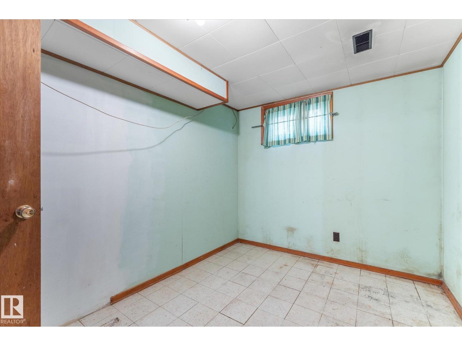 9315 86 ST NW - 28